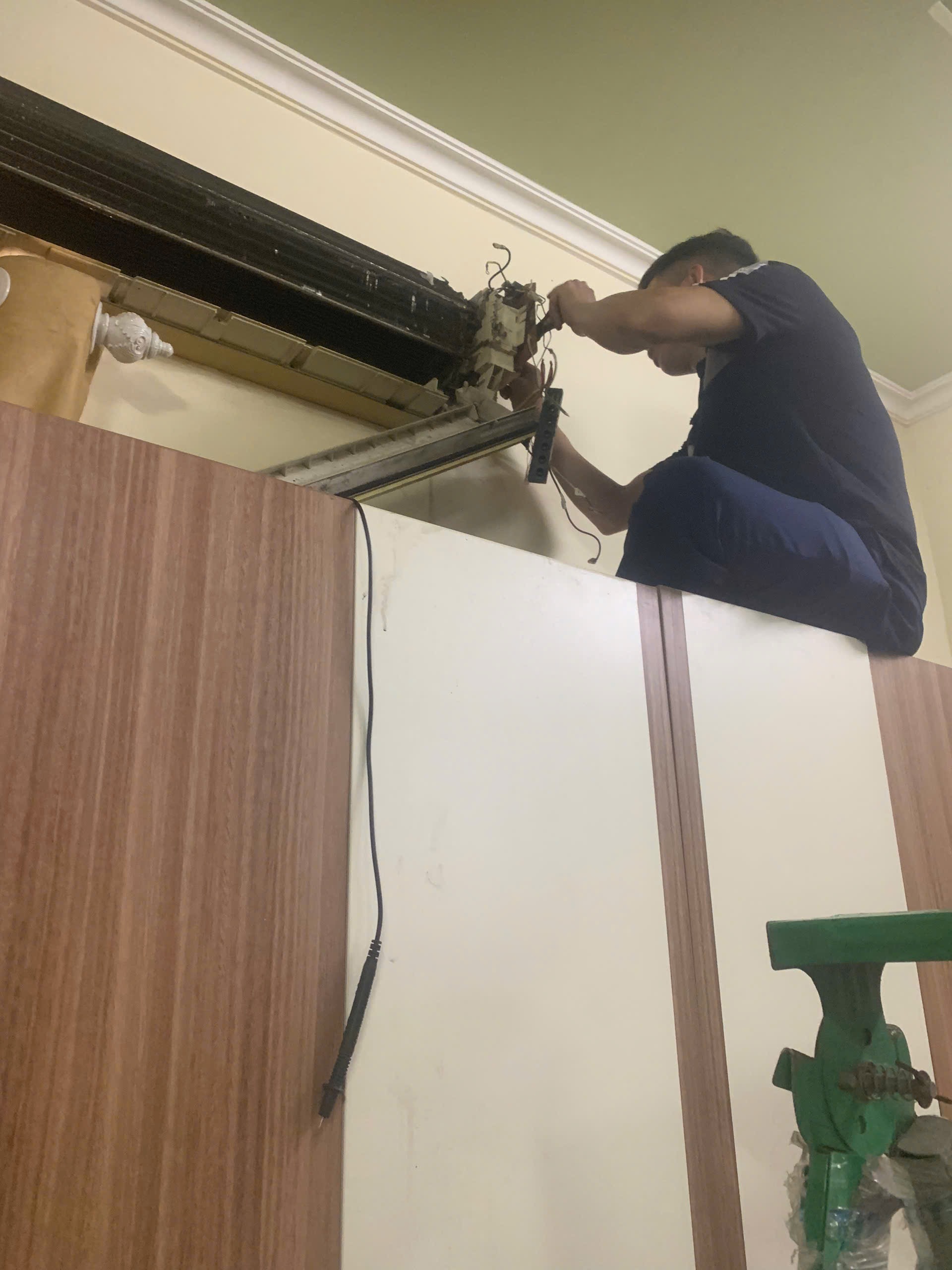 air-conditioning-unit-fixing-unknown-pdomxg3q
