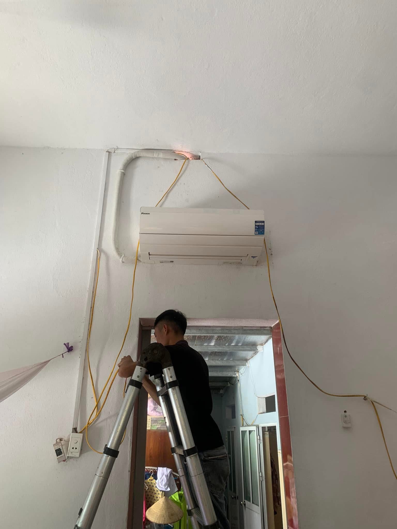 air-conditioning-unit-working-on-unknown-dnm5w7d8