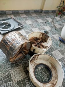 washing-machine-lying-on-its-side-unknown-32mtpw4b