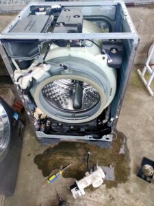 washing-machine-open-door-and-internal-components-exposed-unknown-g6um9f3w